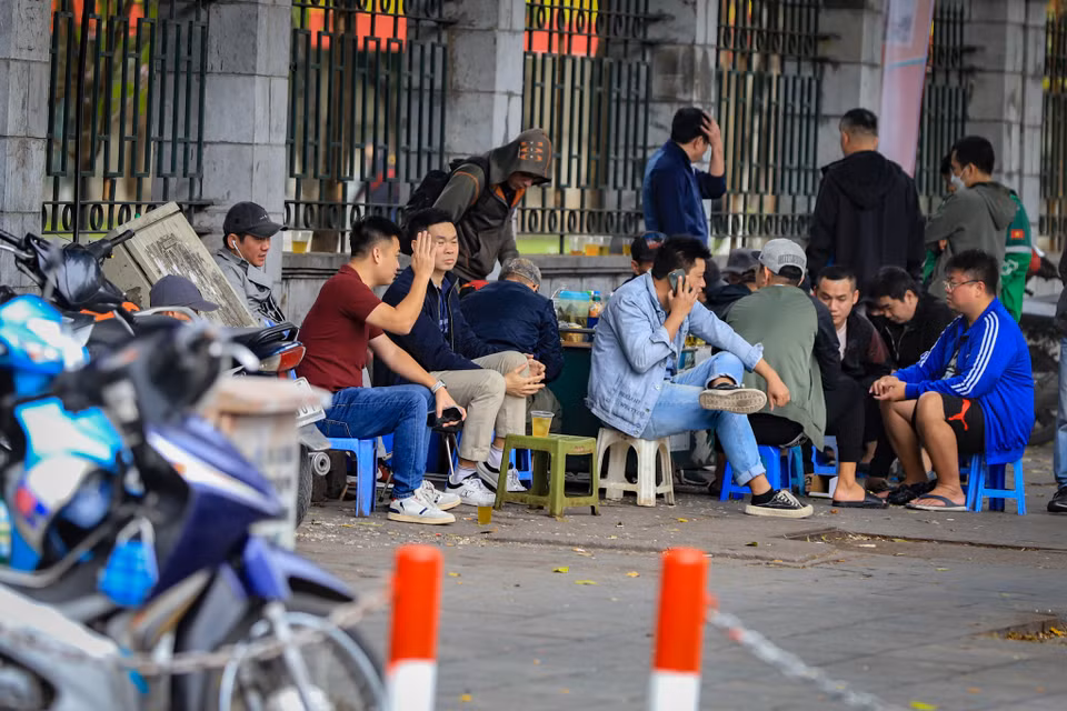 Không những vậy, nơi đây có rất nhiều quán nước xếp ghế cho khách ngồi chiếm đến hơn một nửa không gian vỉa hè. (Ảnh: Hoài Nam/Vietnam+)