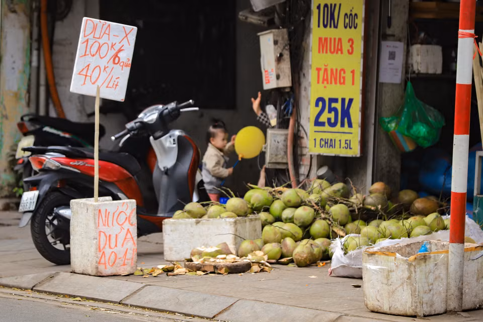 Tình trạng này diễn ra tương tự trên phố Khâm Thiên (Đống Đa, Hà Nội), chủ kinh doanh chiếm hết khoảng không trước cửa để bày bán cũng như cắm biển quảng cáo. (Ảnh: Hoài Nam/Vietnam+)