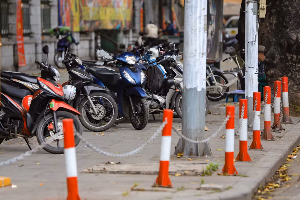 Mặc dù khu vực này có rào để bảo vệ không gian vỉa hè nhưng vẫn bị lấn chiếm làm chỗ để xe. (Ảnh: Hoài Nam/Vietnam+)