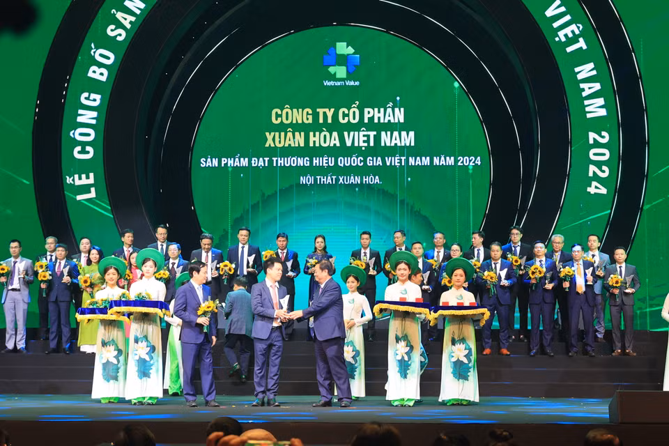 Bộ trưởng Nông nghiệp và Phát triển nông thôn Lê Minh Hoan (bên phải) trao biểu trưng cho đại diện các doanh nghiệp. (Ảnh: Hoài Nam/Vietnam+)
