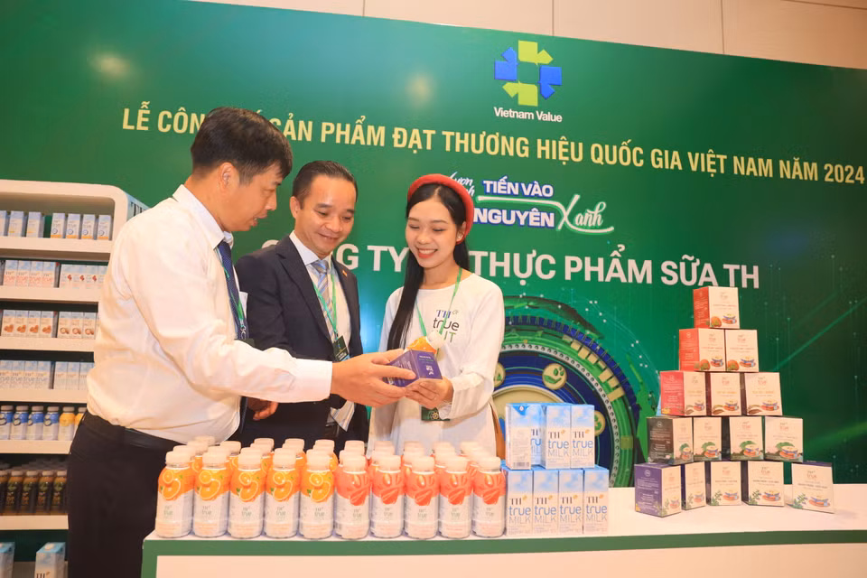 Các đại biểu tham quan Khu trưng bày sản phẩm đạt Thương hiệu Quốc gia Việt Nam năm 2024 bên lề Lễ công bố. (Ảnh: Hoài Nam/Vietnam+)