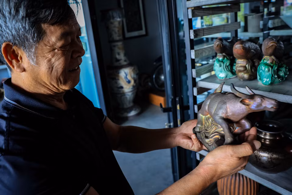 Hiện gia đình có dòng men Raku đặc trưng được lấy cảm hứng từ một dòng gốm cổ, xuất phát từ Nhật Bản những năm 1550, thường phục vụ trong các nghi thức về trà đạo. (Ảnh: Hoài Nam/Vietnam+)