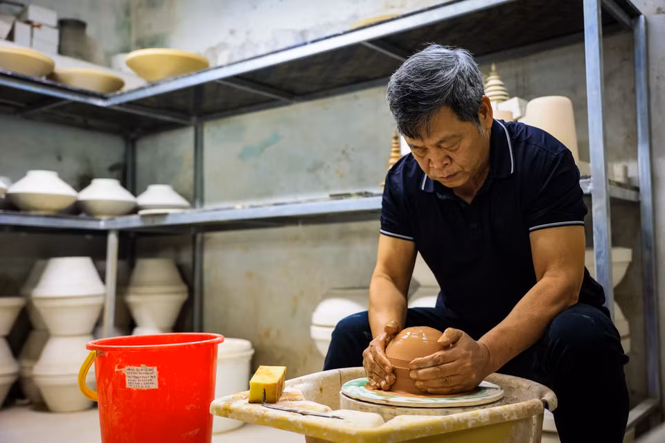 Ông Lợi luôn cảm thấy may mắn khi lớn lên trong một làng nghề truyền thống và gia đình theo nghề này. Từ nhỏ ông đã được tiếp xúc với mùi đất và bàn xoay. (Ảnh: Hoài Nam/Vietnam+)