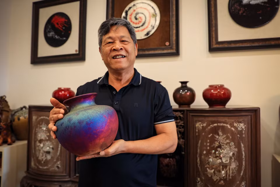 Nghệ nhân ưu tú Nguyễn Văn Lợi là người con của mảnh đất Bát Tràng (Gia Lâm, Hà Nội) đã có hơn nửa thế kỷ người với đất quấn quít bên nhau. (Ảnh: Hoài Nam/Vietnam+)