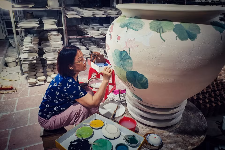 Ông Lợi luôn cảm thấy may mắn khi vợ mình là bà Phạm Thị Châu, đồng hành và bổ trợ trong chặng đường gìn giữ nghề cha ông, cùng nhau phát triển tạo ra những sản phẩm vươn mình ra thị trường quốc tế. (Ảnh: Hoài Nam/Vietnam+)