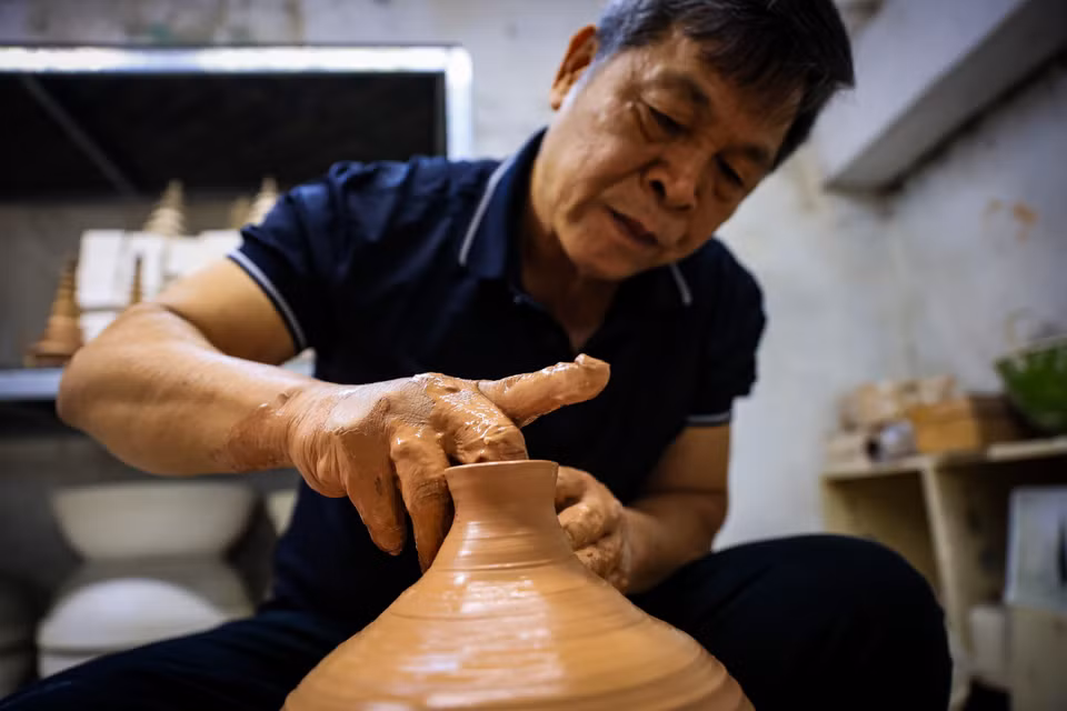 Sau năm 1986, làng nghề được phát triển tự do và nhiều gia đình đã có xưởng riêng, từ đó, mỗi gia đình đều tìm hướng đi riêng cho sản phẩm gốm của mình nhưng vẫn gìn giữ cốt lõi là những tinh hoa mà cha ông để lại. (Ảnh: Hoài Nam/Vietnam+)