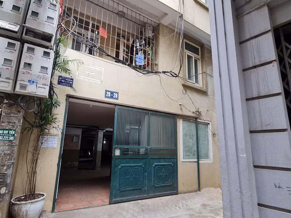 Những căn nhà này do chủ sở hữu tự đứng ra xây cao tầng trên diện tích đất tương đối nhỏ nhằm mục đích kinh doanh. Nhiều gia đình trẻ cũng lựa chọn thuê để ở, khi giá thuê khoảng vài triệu đồng/tháng. (Ảnh: Hoài Nam/Vietnam+)