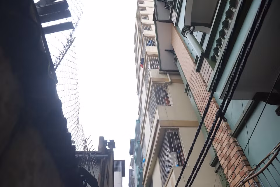 Những căn chung cư này lại được các chủ chung cư hàn những bộ chấn song bằng sắt, thép, inox,...vô cùng kiên cố để chống trộm. Những song sắt, 'chuồng cọp' này lại thành thứ đầu tiên cản trở người dân thoát hiểm nếu xảy ra sự cố từ bên trong. (Ảnh: Hoài Nam/Vietnam+)