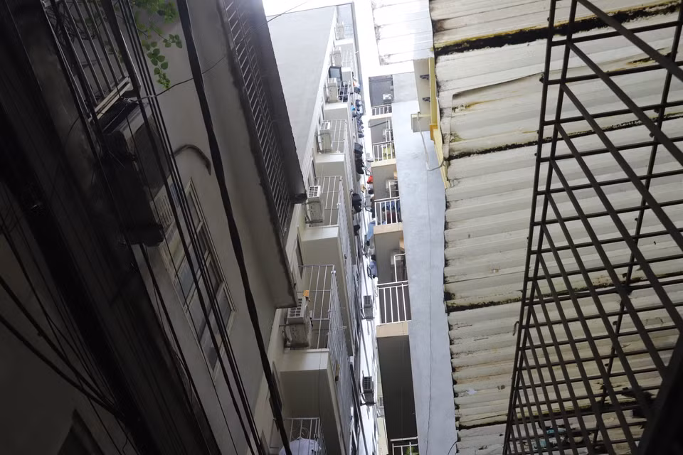 Nhiều căn chung cư mini khác trên địa bàn quận Thanh Xuân cũng nằm tại các ngách có diện tích nhỏ hẹp. Chưa kể, lối vào những tòa chung cư mini này lại sâu hun hút, đường đi ngoằn nghoèo, rất khó tìm. (Ảnh: Hoài Nam/Vietnam+)