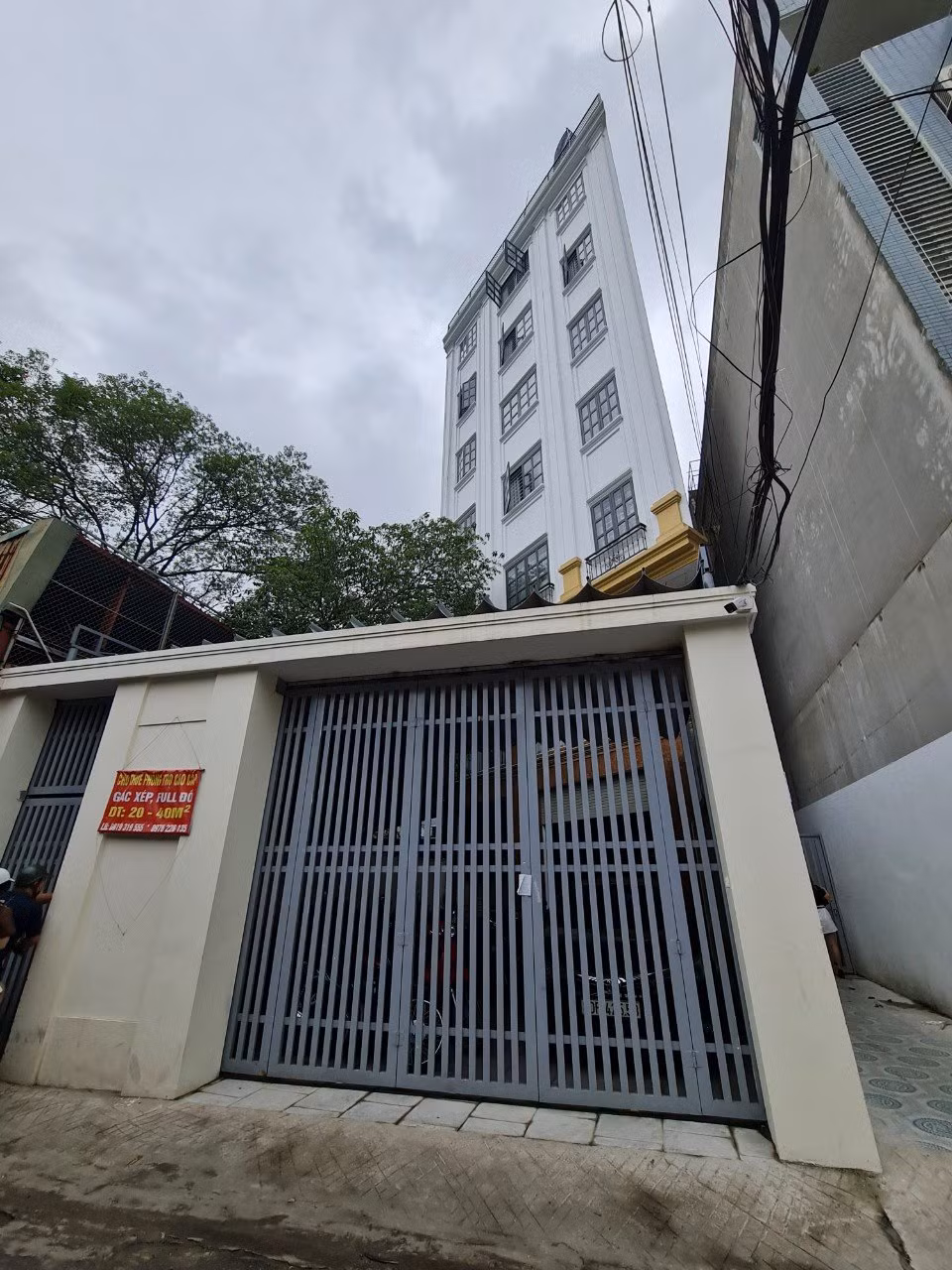 Cách đó không xa, chung cư mini 7 tầng được cho thuê tại ngách 78 ngõ 29 Khương Hạ. Để vào được căn nhà này, chúng tôi phải đi qua ngõ hẹp, với chiều rộng đường trước cửa khoảng 3m. (Ảnh: Hoài Nam/Vietnam+)