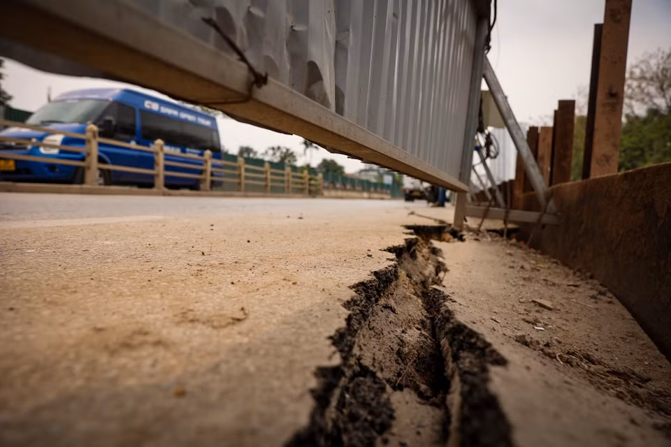 Vết nứt tại khu vực quây tôn phục vụ thi công dự án mở rộng đê Âu Cơ, mặt đường phía trong đã bị lún. (Ảnh: Hoài Nam/Vietnam+)