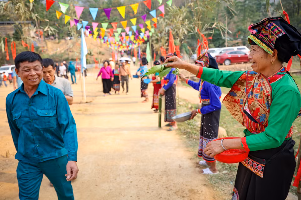 Trong tiếng Lào, “Bun” có nghĩa là lễ hội hoặc tết hay còn có nghĩa là phúc, “huột” là té, “nặm” là nước. “Bun huột nặm” được hiểu là Lễ hội té nước hoặc Tết té nước. (Ảnh: Hoài Nam/Vietnam+)
