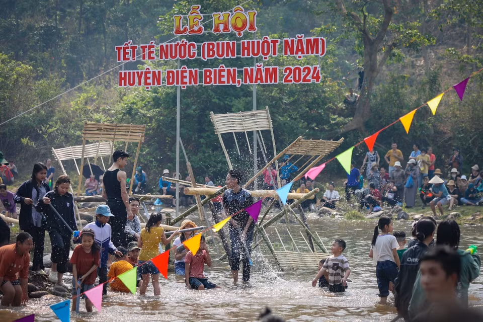 Bun huột nặm có ý nghĩa gột rửa những điều xui xẻo trong năm cũ. Với mong muốn năm mới người được té nước sẽ gặp may mắn và tốt lành. (Ảnh: Hoài Nam/Vietnam+)