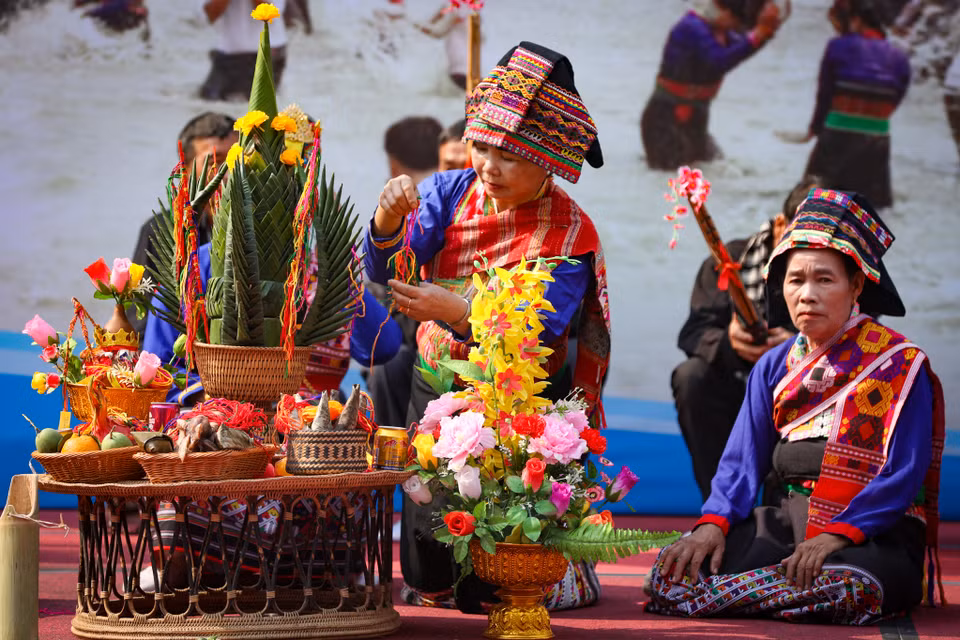 Ngoài ý nghĩa đó thì Lễ hội Té nước còn mong muốn năm mới cầu mong mùa mưa thuận gió hòa, cầu cho mưa về tắm mát ruộng đồng, làm mềm đất rẫy để người dân tra hạt. (Ảnh: Hoài Nam/Vietnam+)