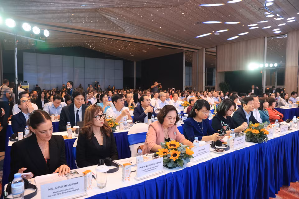 Hội thảo đã quy tụ hơn 300 đại biểu, bao gồm các chuyên gia dinh dưỡng và các nhà khoa học hàng đầu trong và ngoài nước, đại diện từ các cơ quan quản lý, các tổ chức quốc tế. (Ảnh: Hoài Nam/Vietnam+)