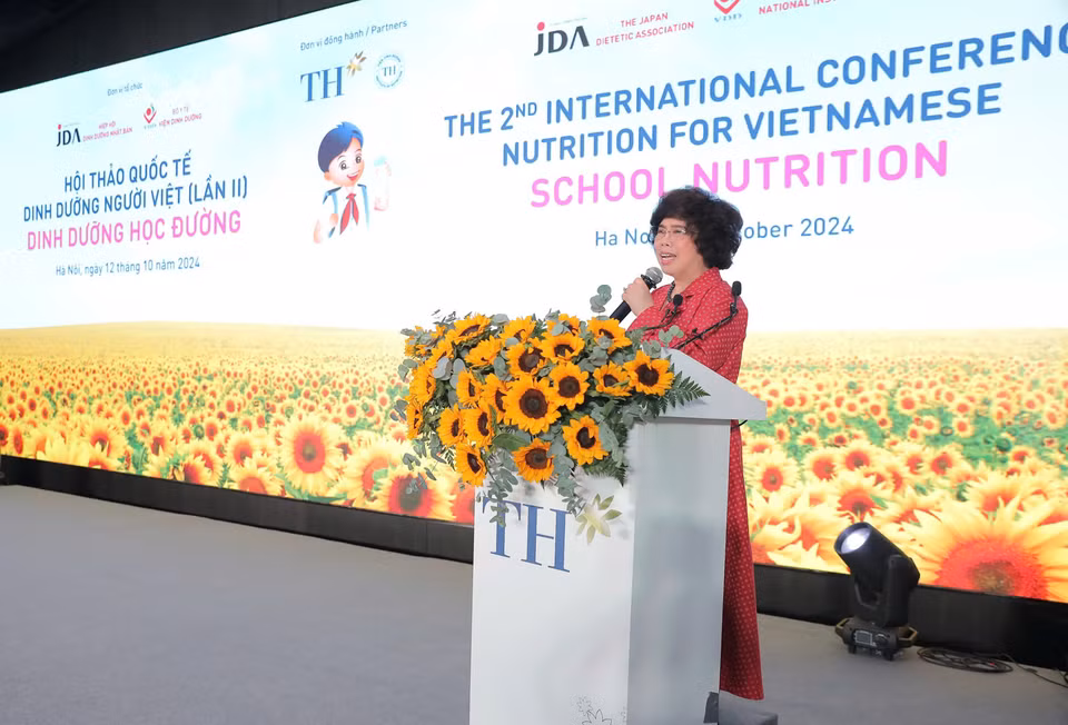 Ngày 12 tháng 10, tại Hà Nội, Hội thảo quốc tế Dinh dưỡng người Việt lần II – chủ đề Dinh dưỡng Học đường - năm 2024 diễn ra với những chia sẻ góc nhìn toàn diện về thực trạng dinh dưỡng và dinh dưỡng học đường tại Việt Nam. Sự kiện do Viện Dinh dưỡng (Bộ Y tế) và Hiệp hội Dinh dưỡng Nhật Bản đồng tổ chức, với sự đồng hành của Tập đoàn TH và Viện Dinh dưỡng TH. (Ảnh: Hoài Nam/Vietnam+)
