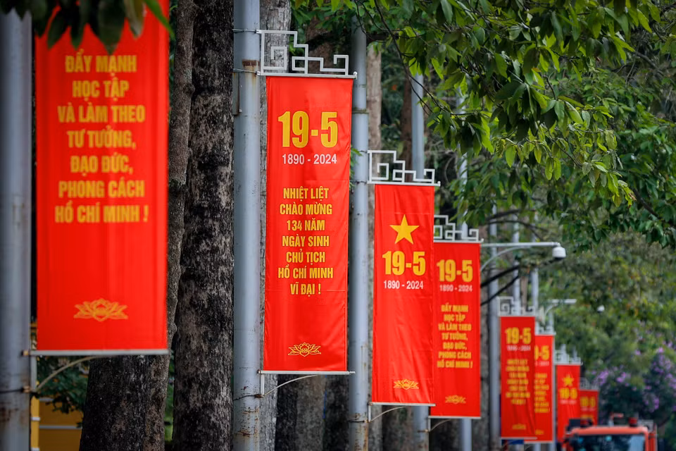 Các dòng băng rôn được in nội dung: "Nhiệt liệt chào mừng 134 năm Ngày sinh Chủ tịch Hồ Chí Minh vĩ đại," "Đẩy mạnh học tập và làm theo tư tưởng, đạo đức, phong cách Hồ Chí Minh," "Chủ tịch Hồ Chí Minh vĩ đại sống mãi trong sự nghiệp của chúng ta." (Ảnh: Hoài Nam/Vietnam+)