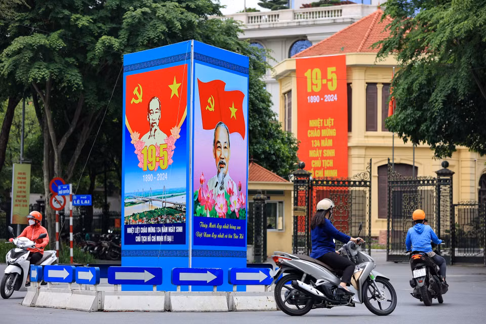 Trước ngày kỷ niệm sinh nhật Bác Hồ, những lá cờ đỏ phấp phới, băng rôn rực rỡ trên các tuyến đường khiến mỗi người dân càng thêm kính yêu, biết ơn Chủ tịch Hồ Chí Minh. (Ảnh: Hoài Nam/Vietnam+)