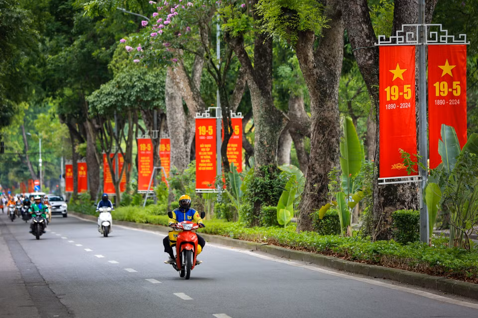 Đường Hoàng Diệu (Ba Đình, Hà Nội rực rỡ cờ hoa, khẩu hiệu). (Ảnh: Hoài Nam/Vietnam+)
