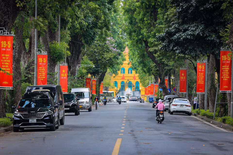 Lối vào Phủ Chủ tịch được trang hoàng băng rôn, khẩu hiệu. (Ảnh: Hoài Nam/Vietnam+)