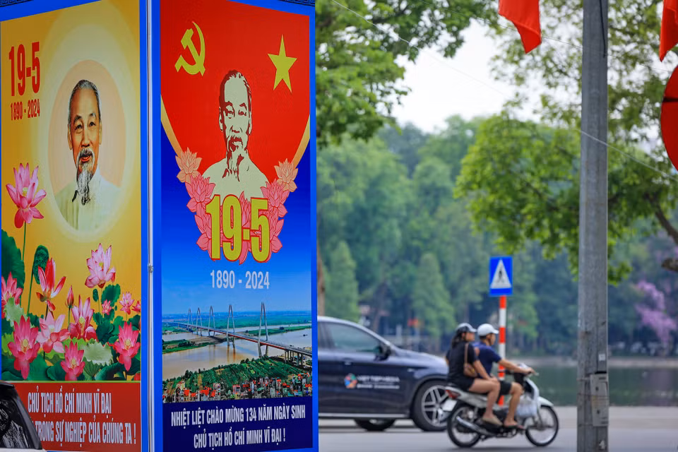 Khu vực bờ Hồ Hoàn Kiếm (Hoàn Kiếm, Hà Nội) trang hoàng nhân dịp kỷ niệm ngày sinh Chủ tịch Hồ Chí Minh. (Ảnh: Hoài Nam/Vietnam+)