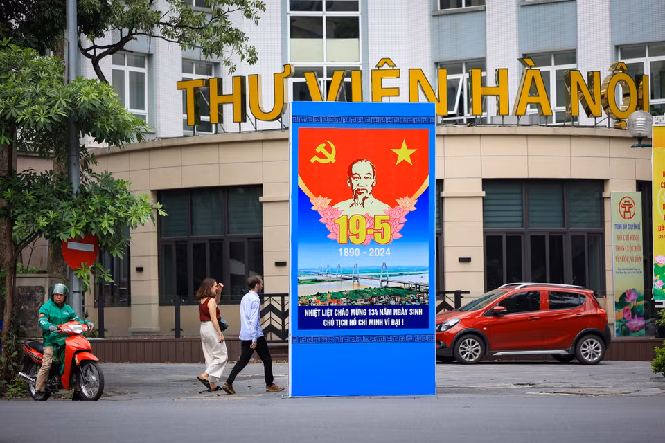 Tấm pano chào mừng 134 năm ngày sinh Chủ tịch Hồ Chí Minh trước cửa Thư viện Hà Nội. (Ảnh: Hoài Nam/Vietnam+)