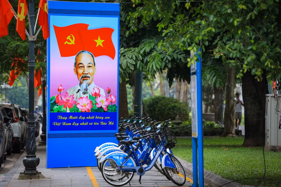 Những lá cờ đỏ phấp phới, những khẩu hiệu trên đường khiến mỗi người dân càng thêm kính yêu, biết ơn công lao của Chủ tịch Hồ Chí Minh - người đã hiến dâng trọn cuộc đời mình vì độc lập dân tộc, tự do và hạnh phúc của nhân dân. (Ảnh: Hoài Nam/Vietnam+)