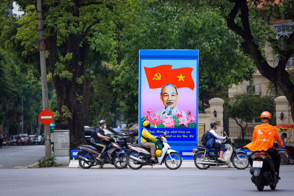 Tấm pano lớn nằm trên đường Lê Thái Tổ (Hoàn Kiếm, Hà Nội) mừng kỷ niệm 134 năm ngày sinh nhật Bác Hồ. (Ảnh: Hoài Nam/Vietnam+)