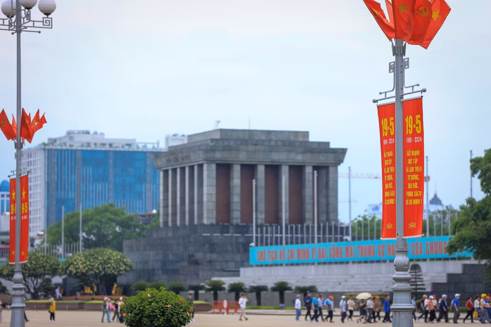 Khu vực lăng Bác rực rỡ cờ và khẩu hiệu, từng dòng người tấp nập vào viếng lăng Chủ tịch Hồ Chí Minh. (Ảnh: Hoài Nam/Vietnam+)