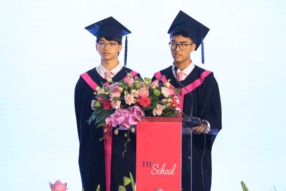 Cùng với sự hỗ trợ tận tâm của các thầy cô, cán bộ nhân viên nhà trường, sự chia sẻ gắn kết của bạn bè trong đại gia đình TH School, ý chí, sự bền bỉ và tự tin đã giúp các em “chạm” với những ước mơ, vươn tới những giảng đường Đại học mà các em yêu thích. Một trong số đó, học sinh Nguyễn Triệu Hoàng Minh vừa tốt nghiệp lớp 12C đã xuất sắc giành 100% học bổng tại 3 trường Đại học uy tín trên thế giới là: The Chinese University of Hong Kong (hạng 47 thế giới, hạng 10 châu Á và số 1 tại Hongkong), Hong Kong Baptist University và đại học VinUni. (Ảnh: PV/Vietnam+)
