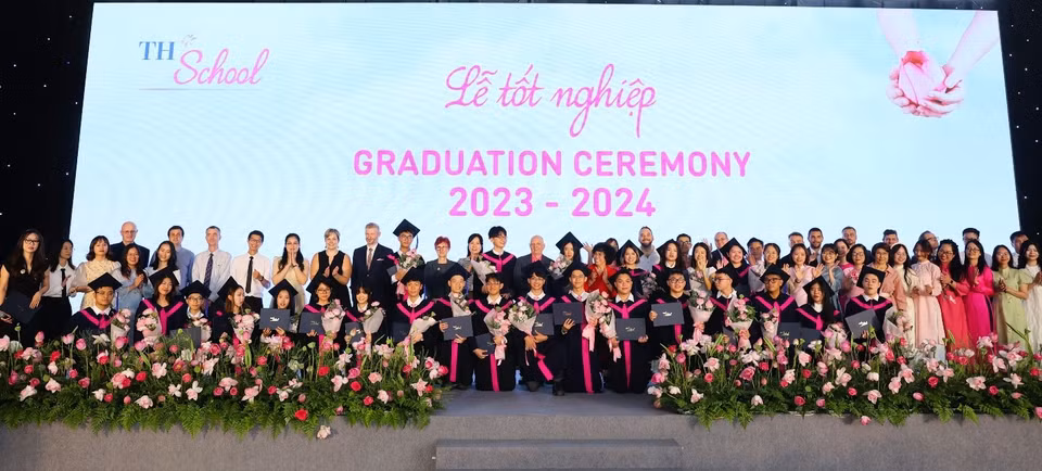 Những học sinh lớp 12 của TH School đang tự tin đi trên con đường của riêng mình, chinh phục những thử thách và vươn tầm cao mới. Vậy nên, khi được chia sẻ những lời tạm biệt với mái trường TH School thân yêu, các em đều tha thiết: “Xin gửi lời cảm ơn chân thành tới AHLĐ Thái Hương, thầy cô và toàn thể đội ngũ tuyệt vời tại TH School! Vì tất cả mọi người đã luôn đặt niềm tin vào chúng em, khuyến khích chúng em phấn đấu để trở thành phiên bản tốt nhất của chính mình, và tạo ra một môi trường giáo dục nơi tài năng tương lai phát triển!” (Ảnh: PV/Vietnam+)