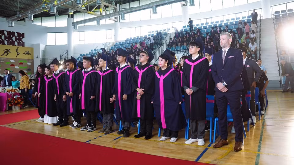 “Là học sinh của TH School có nghĩa là trở thành một phần của cộng đồng những cá nhân mạnh mẽ, sáng tạo và biết quan tâm”, Thầy Stephen West - Tổng Hiệu trưởng hệ thống trường TH School bày tỏ xúc động và tự hào khi chứng kiến ​​những nỗ lực trong học tập, những gắn kết và tương trợ lẫn nhau trong cuộc sống và sự trưởng thành của tất cả học sinh. Vậy nên khi kể lại câu chuyện của năm học 2023 - 2024, thầy và trò TH School muốn “nhắc đến những câu chuyện về sự kiên cường, sự hài hước, tình bạn đích thực và sự kiên trì”. (Ảnh: PV/Vietnam+)