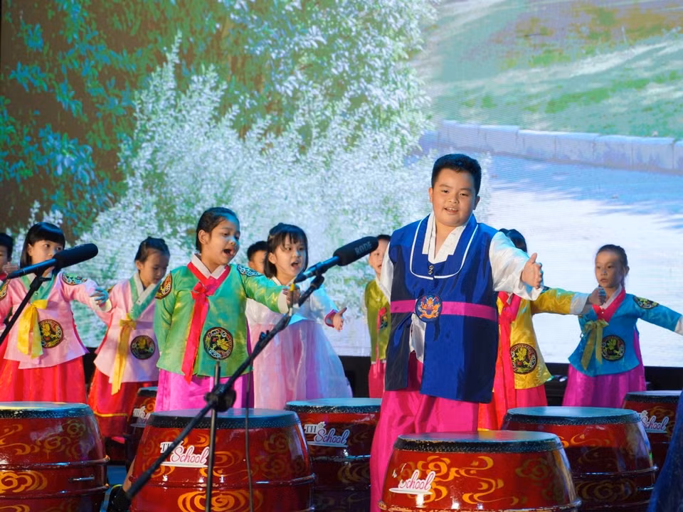 Ngay từ các khối lớp mầm non và tiểu học, ngoài chương trình học chính khóa, học sinh TH School đã được tiếp xúc gần gũi, thực hành thành thạo và hiểu cơ bản các loại nhạc cụ truyền thống cũng như âm nhạc dân tộc Việt Nam và quốc tế. Đây là cơ sở quan trọng góp phần bồi đắp thẩm mỹ, lòng yêu cái đẹp, yêu nghệ thuật, tinh thần sáng tạo,và những phẩm chất nhân văn thông qua nghệ thuật. (Ảnh: PV/Vietnam+)