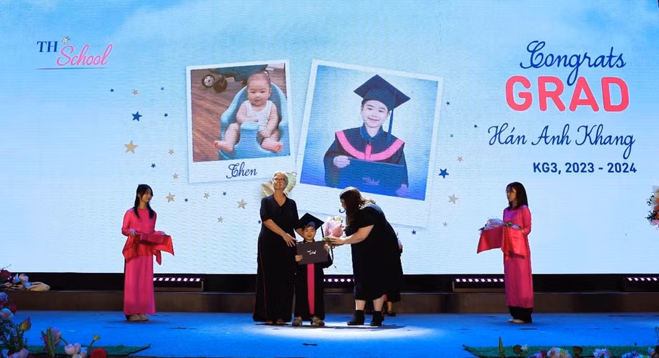 Lễ Tốt nghiệp của khối Mầm non và Tiểu học cở sở TH School Chùa Bộc gây xúc động cho mọi học sinh khi nhắc nhớ lại hành trình trưởng thành được đánh dấu bằng “niềm hạnh phúc trong học tập, sự chăm chỉ và không thiếu những thách thức mới mẻ đã được mỗi học sinh vượt qua." (Ảnh: PV/Vietnam+)