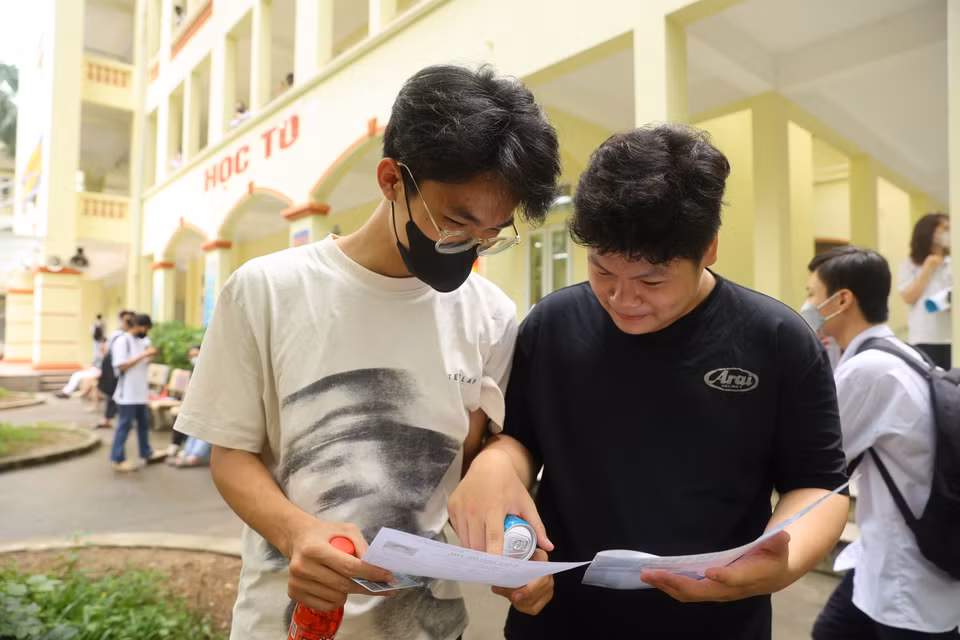 Thí sinh kiểm tra lại thông tin cá nhân trước giờ vào phòng nghe phổ biến quy chế thi. (Ảnh: PV/Vietnam+)