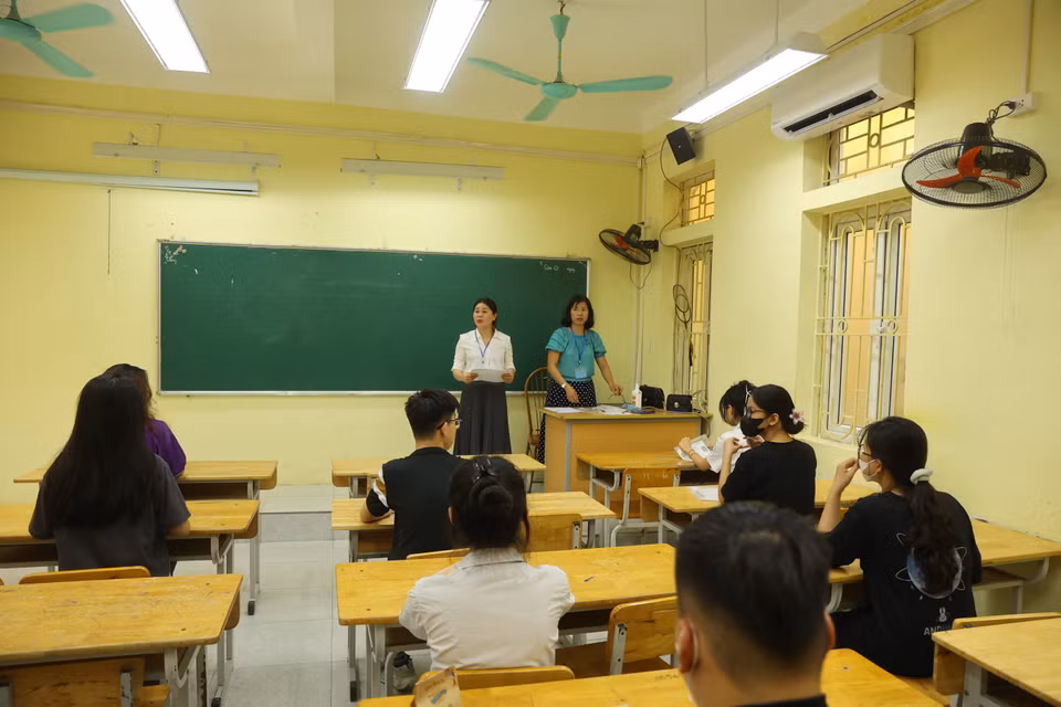 Cán bộ coi thi phổ biến quy chế thi và nhắc thí sinh kiểm tra lại thông tin cá nhân đăng ký dự thi. (Ảnh: PV/Vietnam+)