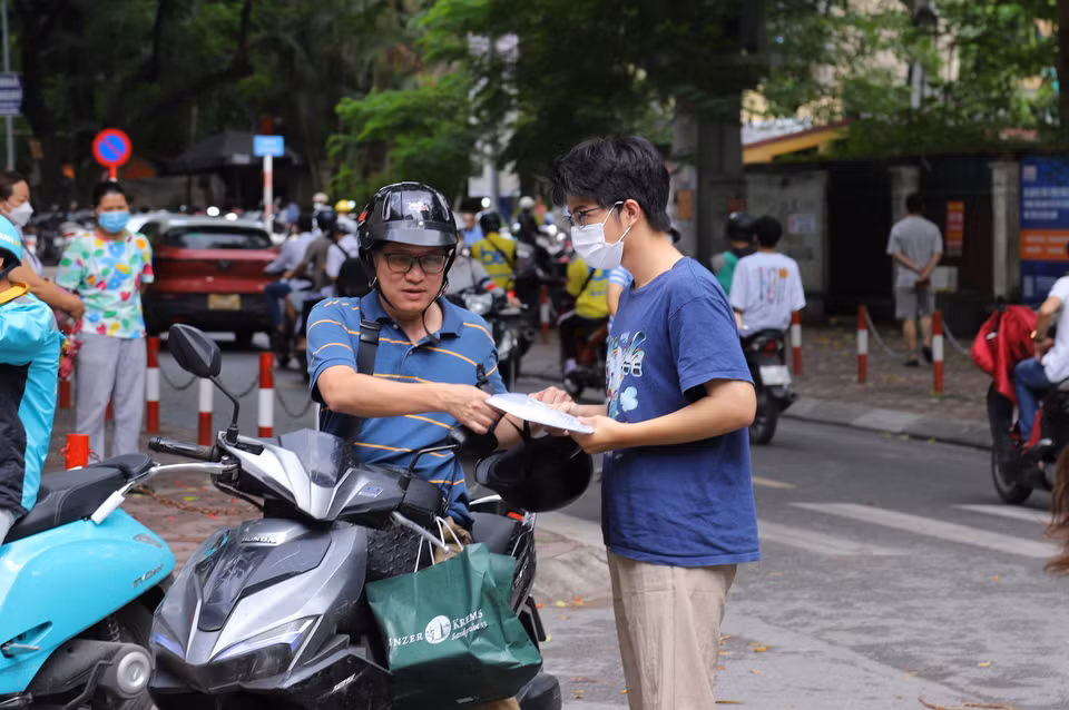 Từ sớm các bậc phụ huynh đã đưa con em mình đến các điểm tổ chức thi Trung học phổ thông Quốc gia 2024. (Ảnh: PV/Vietnam+)