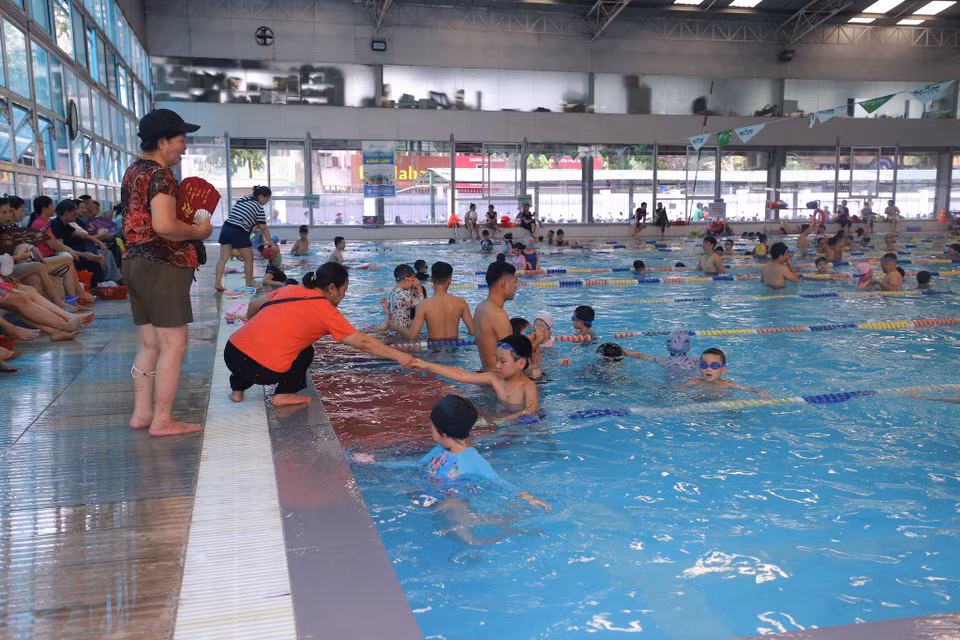 Một số phụ huynh cho biết, gia đình đã đăng ký cho con em mình học bơi vào các buổi sáng và chiều kể từ khi các cháu được nghỉ Hè. (Ảnh: Tuấn Hùng/Vietnam+)