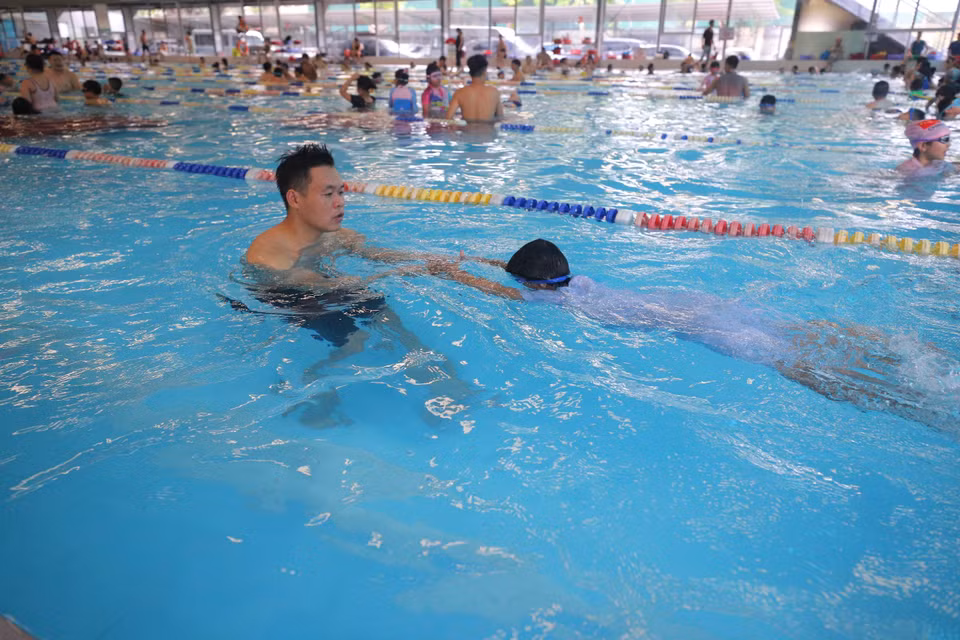 Tại đây, các em được học những động tác cơ bản giúp nổi trên mặt nước và các kỹ thuật bơi khác. (Ảnh: Tuấn Hùng/Vietnam+)