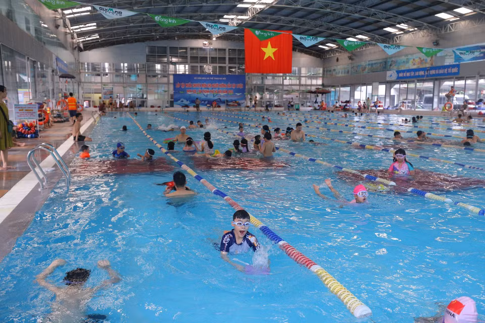 Theo Sở Văn hóa và Thể thao Hà Nội, tại Thủ đô hiện có hơn 300 bể bơi, góp phần quan trọng trong việc tạo điều kiện bơi và phổ cập bơi, nâng cao tầm vóc, thể lực cho trẻ em. (Ảnh: Tuấn Hùng/Vietnam+)