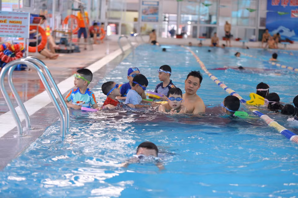 Các giáo viên dạy bơi tại đây cho biết, lượng học sinh đăng ký học bơi trong dịp Hè luôn đông đúc bởi nhiều gia đình đã chú trọng cho con em học kỹ năng mềm đặc biệt là kỹ năng sinh tồn. (Ảnh: Tuấn Hùng/Vietnam+)