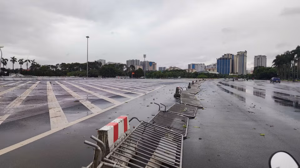 Loạt rào chắn trước sân vận động Mỹ Đình đổ rạp. (Ảnh: Hoài Nam/Vietnam+)