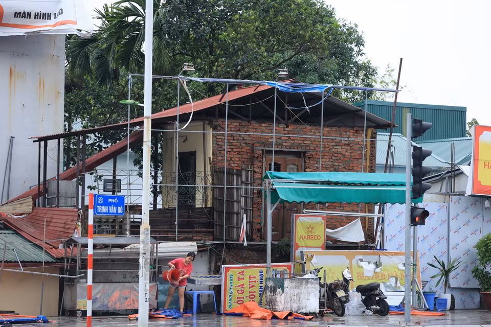Thậm chí có cửa hàng còn trơ cả khung sắt sau bão. (Ảnh: Hoài Nam/Vietnam+)