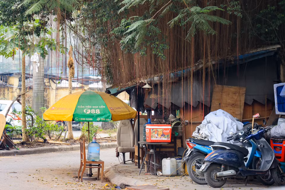Điểm trông xe ‘chễm chệ’ trên vỉa hè, người dân sinh sống gần đây hoàn toàn không được sử dụng khu vực đã biến thành bãi xe tạm này. (Ảnh: Hoài Nam/Vietnam+)