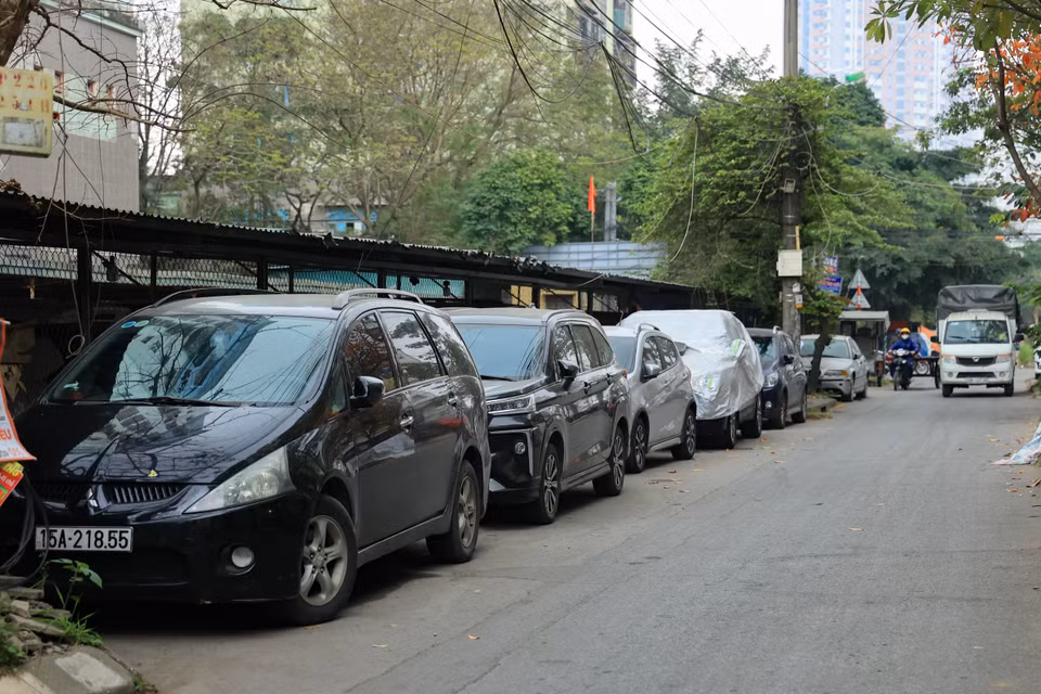Theo ghi nhận của phóng viên Báo Điện tử VietnamPlus ngày 11/3, trên địa bàn các quận trung tâm vẫn còn một số nơi xảy ra tình trạng lấn chiếm lòng đường, vỉa hè. (Ảnh: Hoài Nam/Vietnam+)