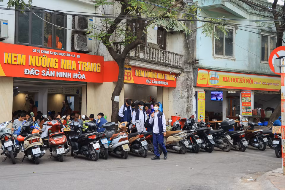 Dù vẫn đang trong giai đoạn Thành phố kiên quyết thực hiện xử lý các trường hợp vi phạm, bảo đảm đường thông, hè thoáng nhưng nhiều nơi vẫn ‘ngó lơ,’ vẫn tiếp tục lấn chiếm không gian chung. (Ảnh: Hoài Nam/Vietnam+)