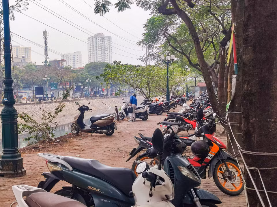 Cách đó không xa là khu vực vỉa hè dọc sông Kim Ngưu (đoạn gần phố Minh Khai) cũng bị chăng dây để làm bãi gửi xe. (Ảnh: Hoài Nam/Vietnam+)