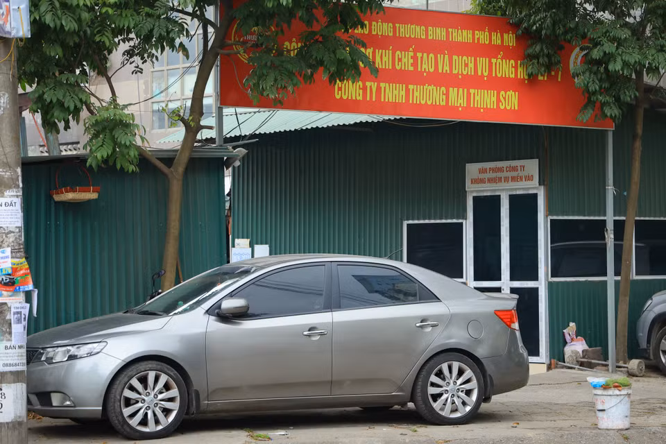 Trước đó, ngày 9/3, Chủ tịch Ủy ban Nhân dân Thành phố Hà Nội Trần Sỹ Thanh đã có chỉ đạo về việc tăng cường kiểm tra, quản lý sử dụng hè phố, lòng đường tuy nhiên tình trạng ngang nhiên lấn chiếm vẫn diễn ra. (Ảnh: Hoài Nam/Vietnam+)