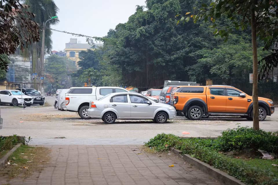 Khoảng trống trước lối vào công viên hồ Đền Lừ là điểm trông giữ xe nhiều năm nay. (Ảnh: Hoài Nam/Vietnam+)