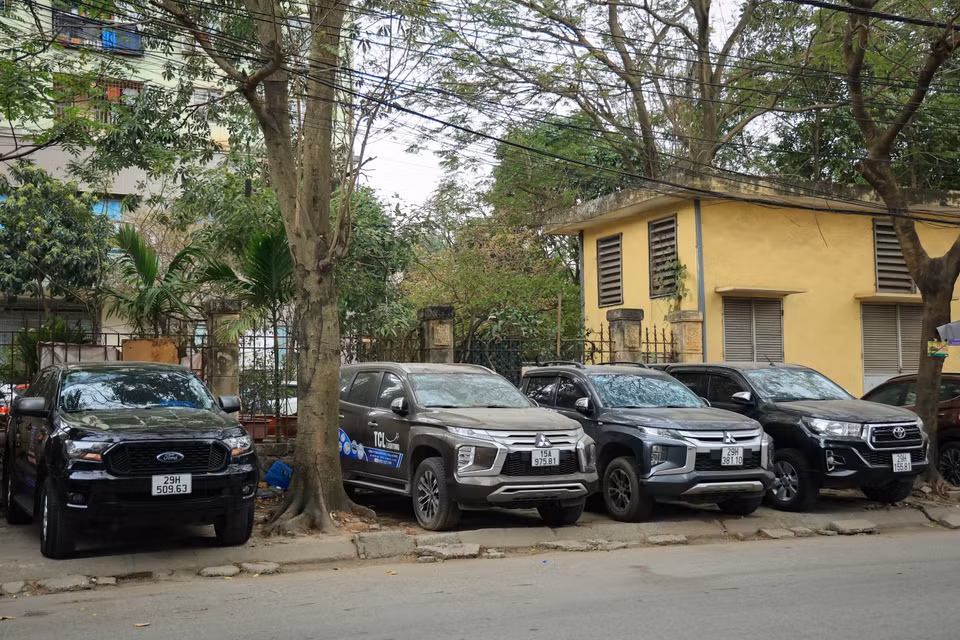 Theo phản ánh của người dân sinh sống tại khu vực này, các bãi gửi xe tự phát mọc lên từ nhiều năm nay, ảnh hưởng đến cuộc sống nhưng không có cơ quan chức năng nào xử lý. (Ảnh: Hoài Nam/Vietnam+)